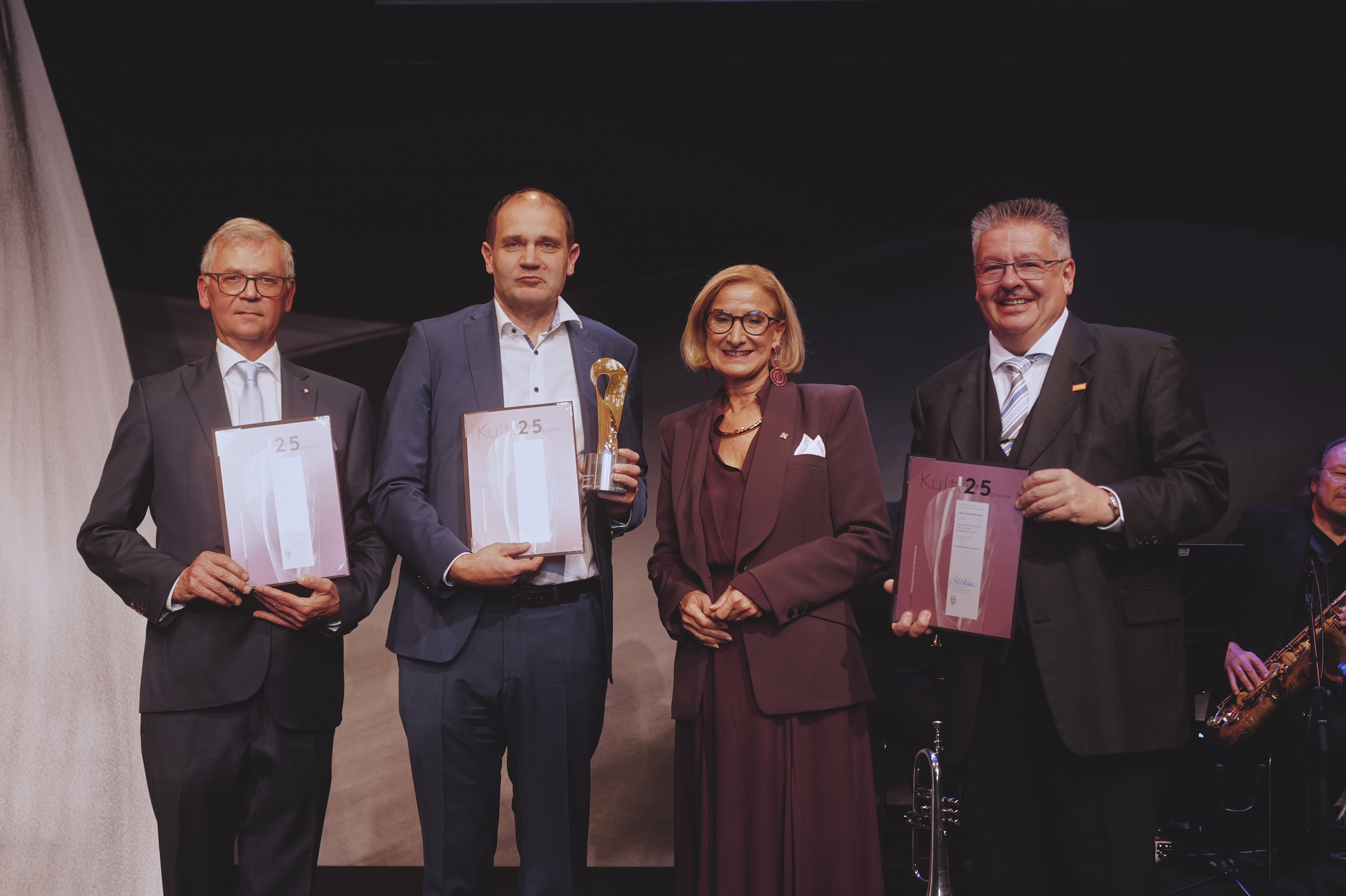 Die Preisträger in der Kategorie Erwachsenenbildung 2025 - Christian Matzner, Niklas Perzi, LH J. Mikl-Leitner, Franz Knittelfelder / Stefan Sappert Christian Matzner, Niklas Perzi, LH J. Mikl-Leitner, Franz Knittelfelder