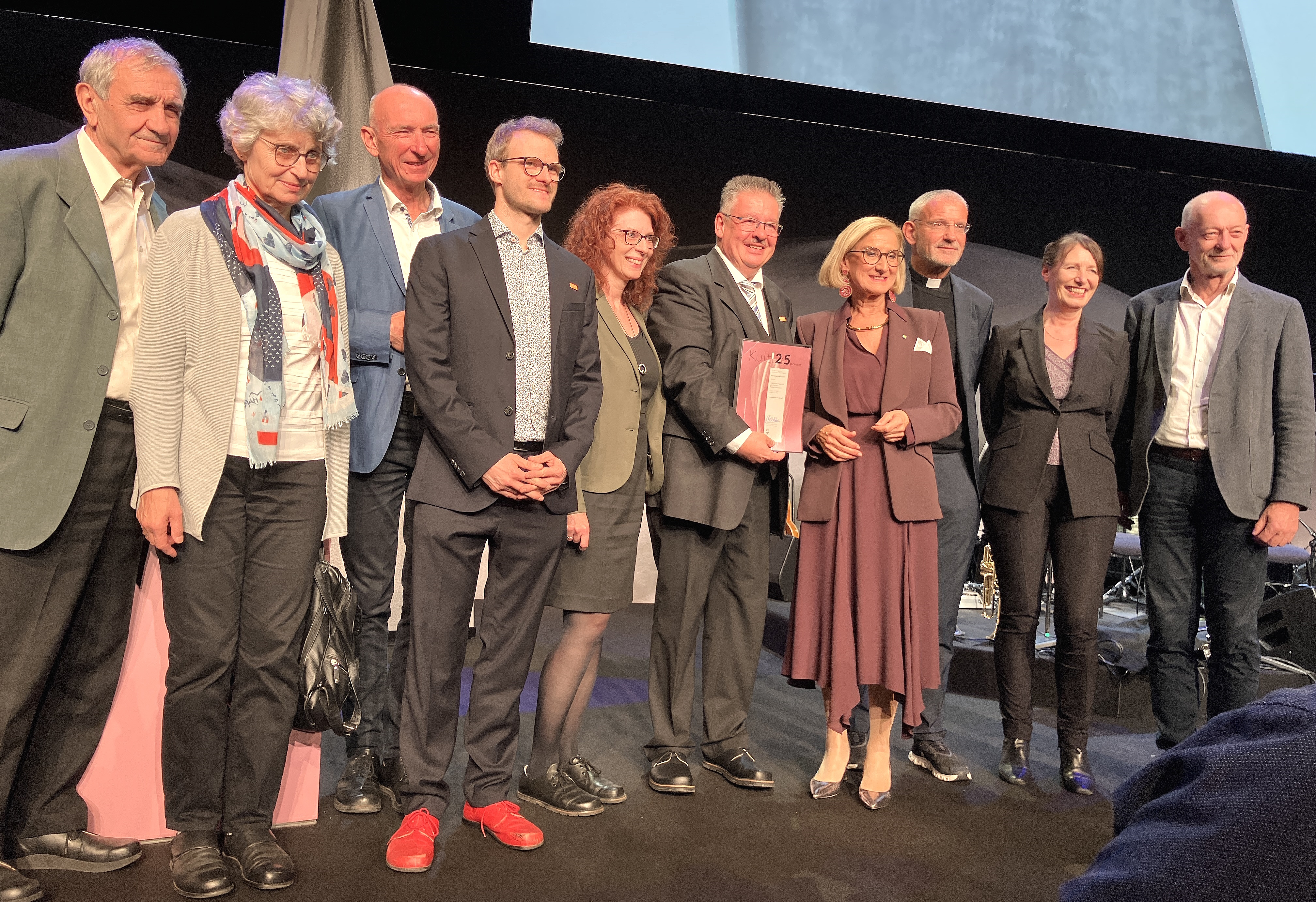 Das Team der Bildungsakademie mit Landeshauptfrau Johanna Mikl-Leitner und Ehrengästen / BAW Projektteam