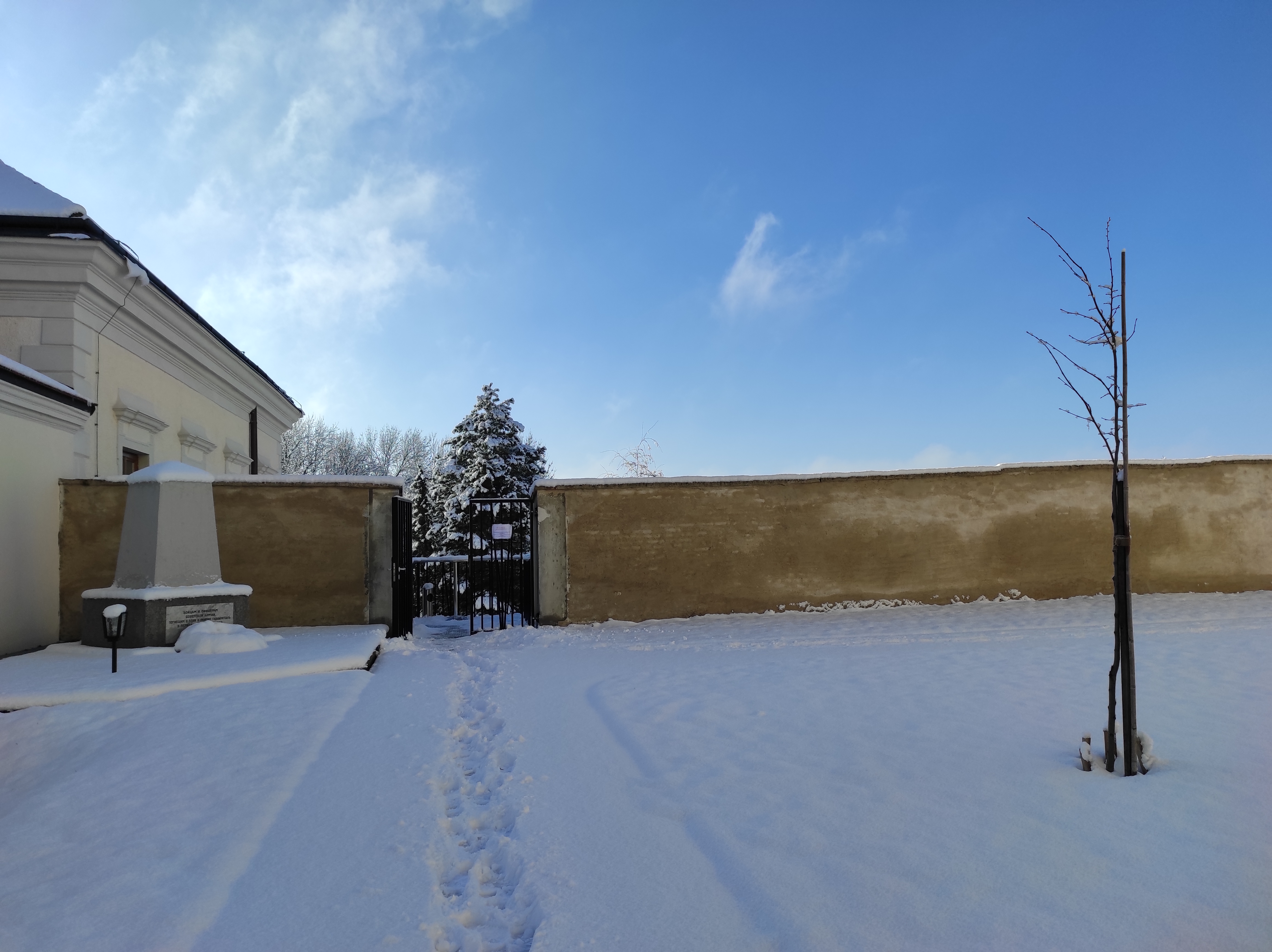 winterliche Bildungsakademie / Bildungsakademie Weinviertel verschneiter Eingang der Bildungsakademie