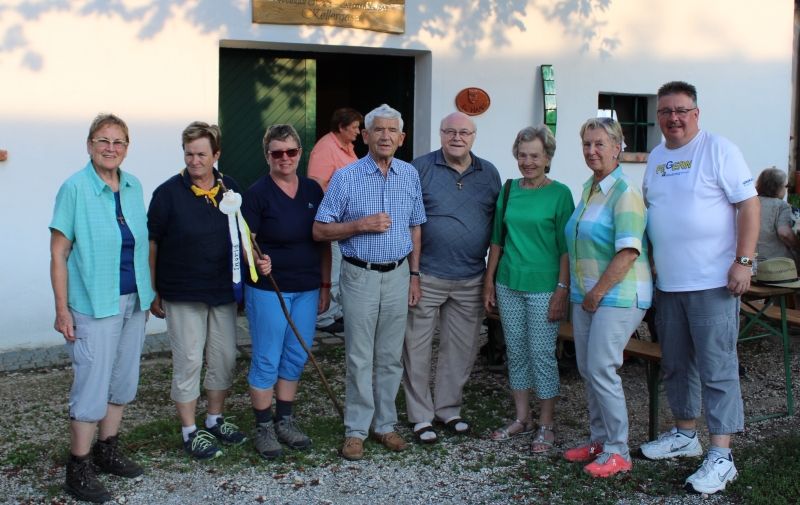 Prälat Roch und Präsident Freibauer mit Pilger und Team Jakobsweg Weinviertel