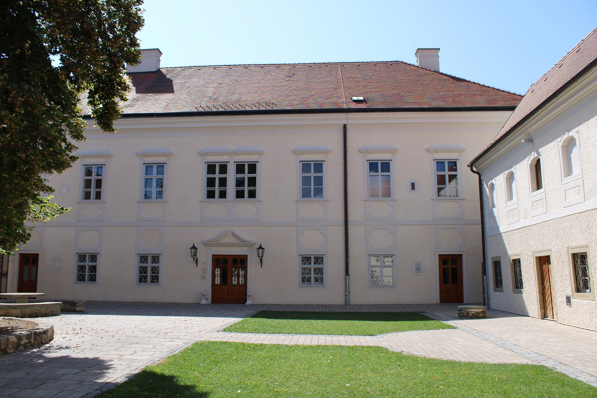 Frontansicht Pfarrhof Gaweinstal / Bildungsakademie Weinviertel Unsere neuen Räumlichkeiten im Pfarrhof Gaweinstal