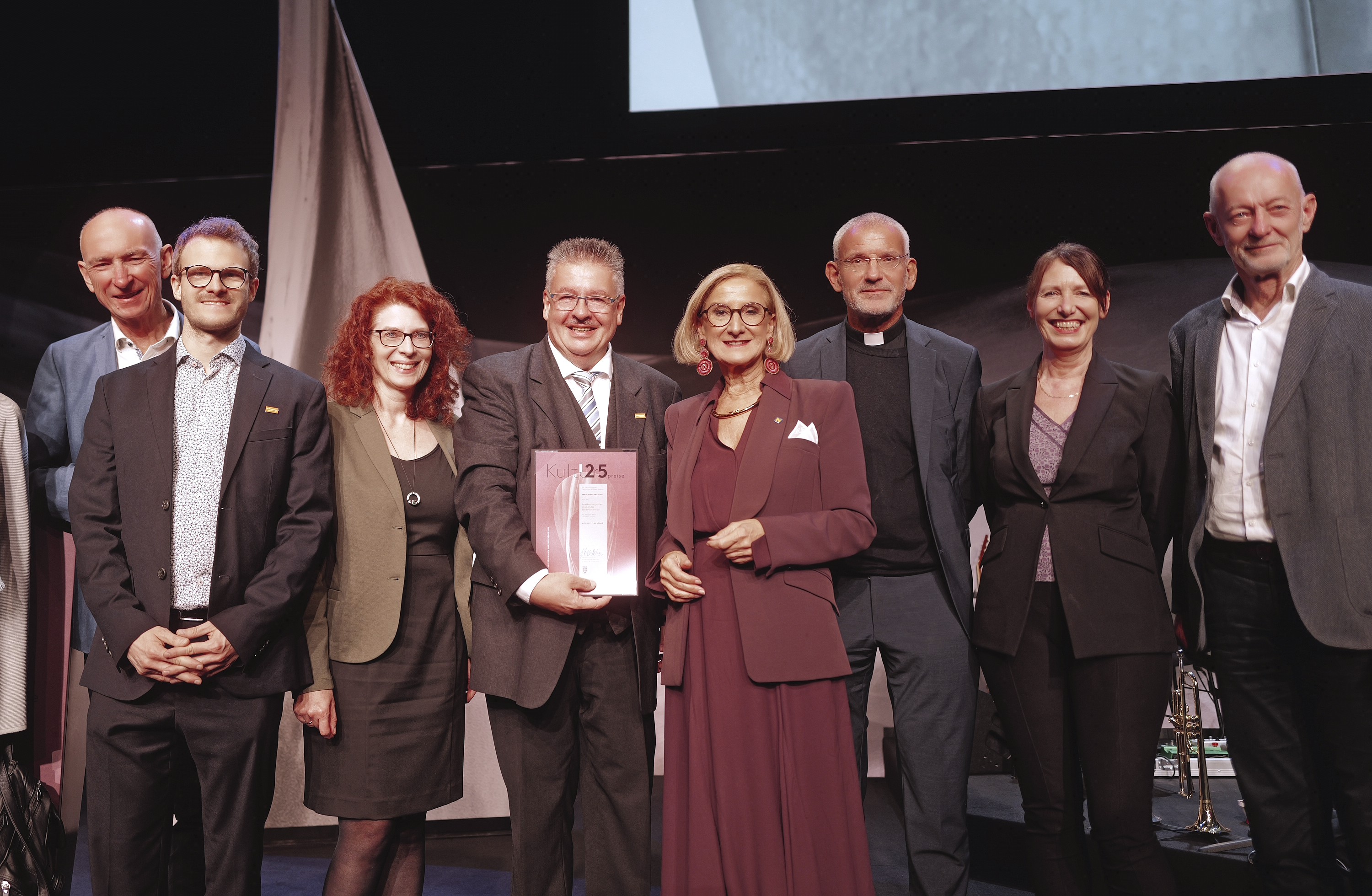 Team BAW und Ehrengäste - Kulturpreisgala 2025 - v.l.n.r. Johannes Rieder, Jakob Rieder, GF Katja Eckert, Franz Knittelfelder, LH J. Mikl-Leitner, GV Nikolaus Krasa, Festrednerin Marie Rötzer, Bgm. Johannes Berthold / Stefan Sappert v.l.n.r. Johannes Rieder, Jakob Rieder, GF Katja Eckert, Franz Knittelfelder, LH J. Mikl-Leitner, GV Nikolaus Krasa, Festrednerin Marie Rötzer, Bgm. Johannes Berthold