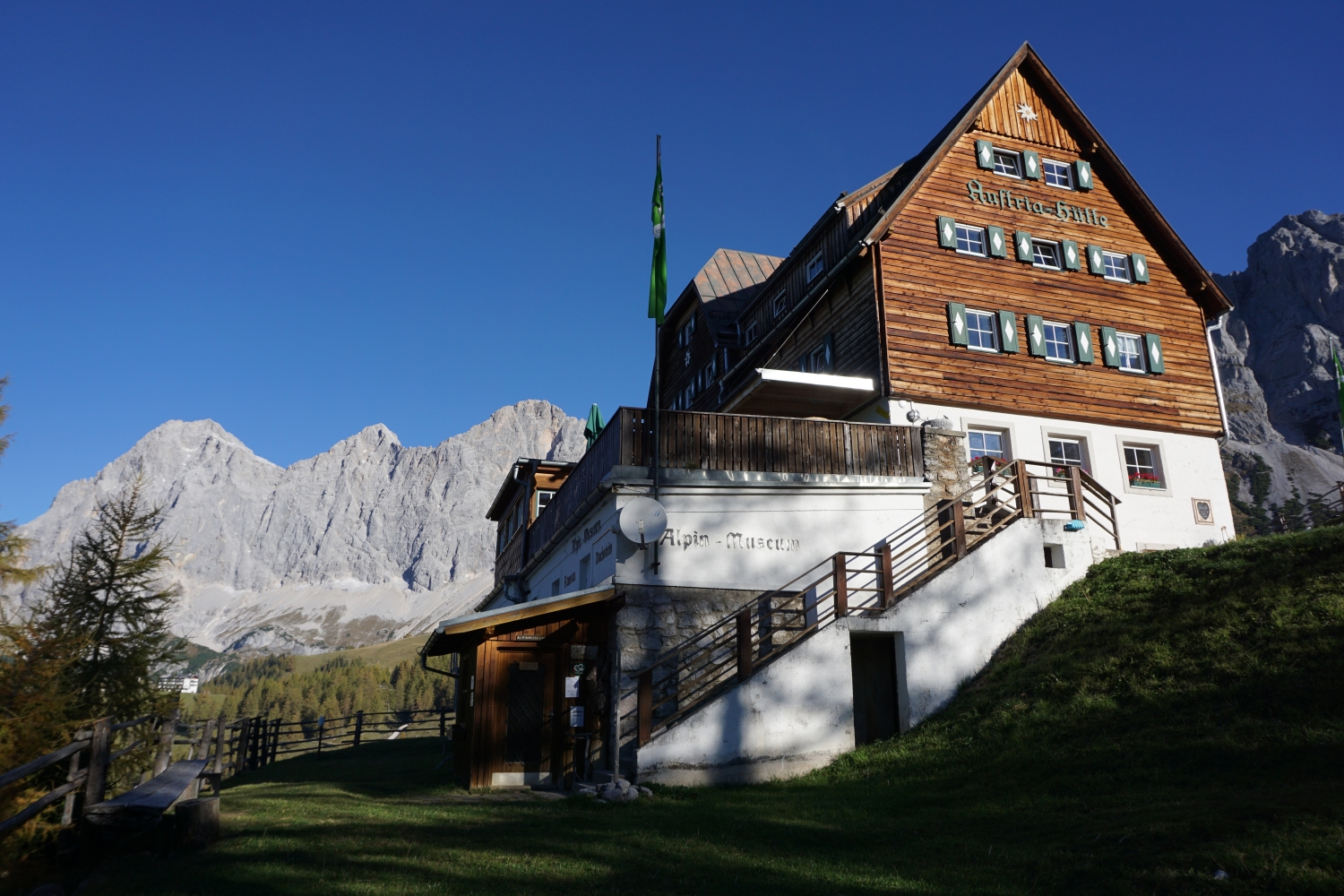 Bild der Alpenvereinshütte mit Dachstein im Hintergrund