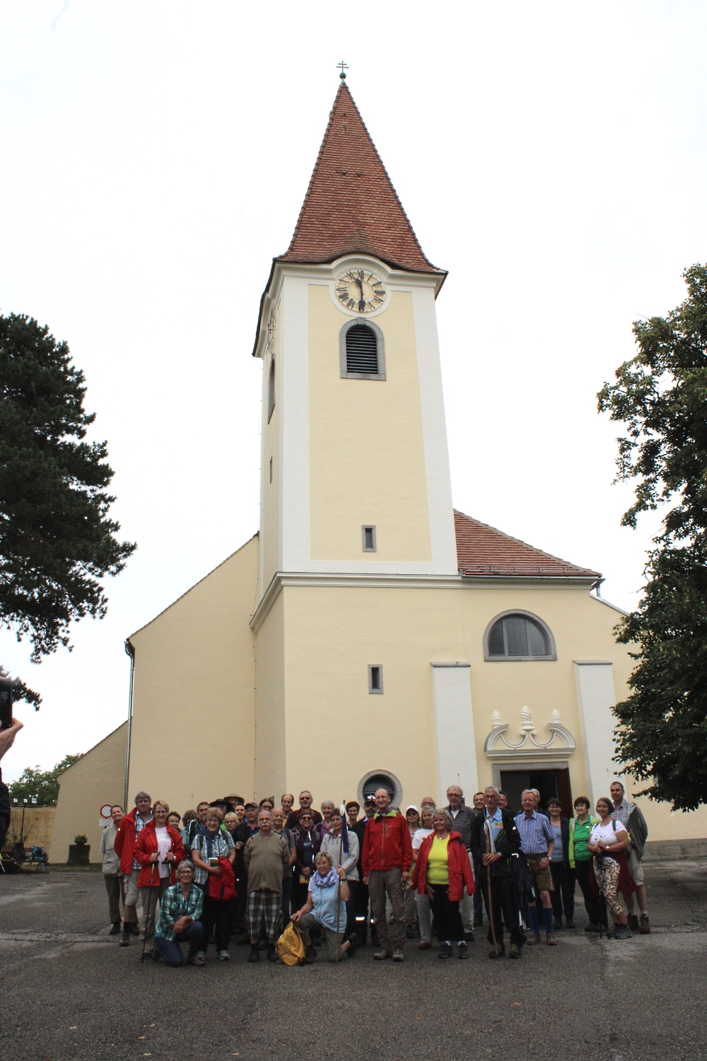 Pilgergrupe vor der Kirche in Fels